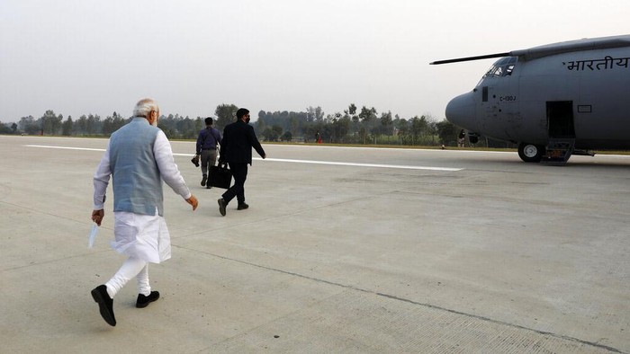 Cara India Pamer Tol: Dijajal Pesawat Hercules yang Bawa PM Modi India mendaratkan pesawat Hercules yang membawa Perdana Menteri Narendra Modi di jalan tol. Aksi 'stunt' ini rupanya cara India dalam rangka pamer tol baru.