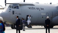 Pesawat Hercules yang ditumpangi PM India Narendra Modi mendarat di tol Purvanchal pada Selasa (16/11) waktu setempat. AP Photo/Rajesh Kumar Singh.