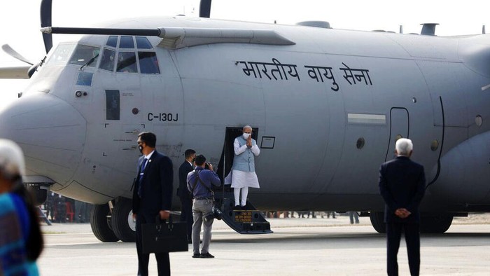 India mendaratkan pesawat Hercules yang membawa Perdana Menteri Narendra Modi di jalan tol. Aksi 'stunt' ini rupanya cara India dalam rangka pamer tol baru.