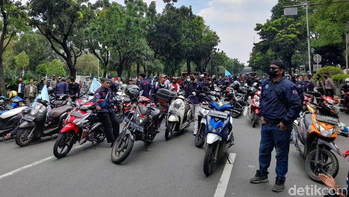 Demo buruh di Balai Kota DKI Jakarta.