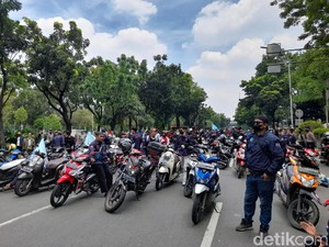 Massa Buruh Blokir Jalan Depan Balai Kota DKI, Tuntut Anies Naikkan UMP