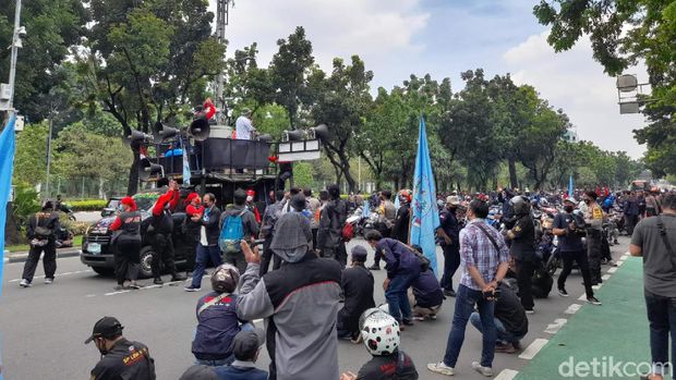Demo buruh di Balai Kota DKI Jakarta.