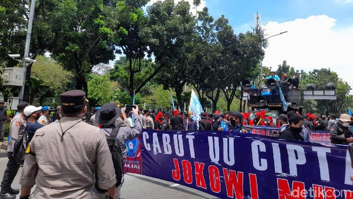 Demo depan Balai Kota DKI.
