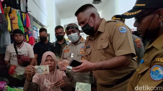 Deputi BNPP Kemendagri, Paulus Waterpauw meninjau aktivitas jual-beli di Pasar Skou  di area PLBN Indonesia-Papua New Guinea. (Wilpret/detikcom)