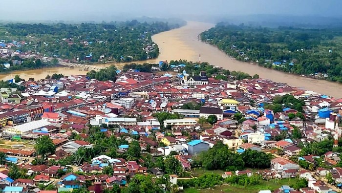 Dicek Menteri PUPR, Begini Parahnya Banjir Sintang-Melawi Menteri Pekerjaan Umum dan Perumahan Rakyat (PUPR) Basuki Hadimuljono didampingi Ketua Komisi V DPR RI Lasarus, dan Bupati Sintang Jarot Winarno meninjau bencana banjir di Sintang dan Melawi, Provinsi Kalimantan Barat, Kamis (18/11/2021).