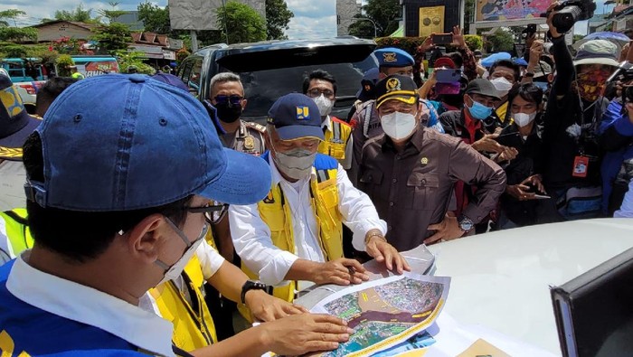 Dicek Menteri PUPR, Begini Parahnya Banjir Sintang-Melawi Menteri Pekerjaan Umum dan Perumahan Rakyat (PUPR) Basuki Hadimuljono didampingi Ketua Komisi V DPR RI Lasarus, dan Bupati Sintang Jarot Winarno meninjau bencana banjir di Sintang dan Melawi, Provinsi Kalimantan Barat, Kamis (18/11/2021).