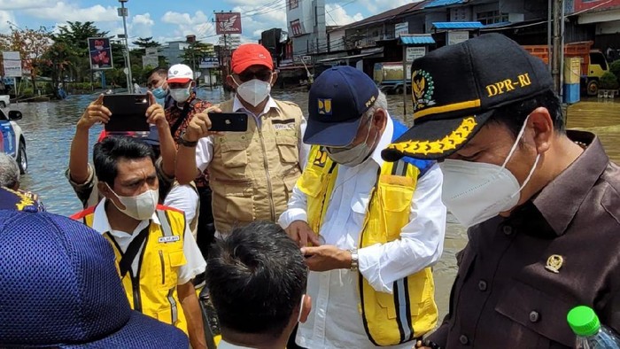 Dicek Menteri PUPR, Begini Parahnya Banjir Sintang-Melawi Menteri Pekerjaan Umum dan Perumahan Rakyat (PUPR) Basuki Hadimuljono didampingi Ketua Komisi V DPR RI Lasarus, dan Bupati Sintang Jarot Winarno meninjau bencana banjir di Sintang dan Melawi, Provinsi Kalimantan Barat, Kamis (18/11/2021).