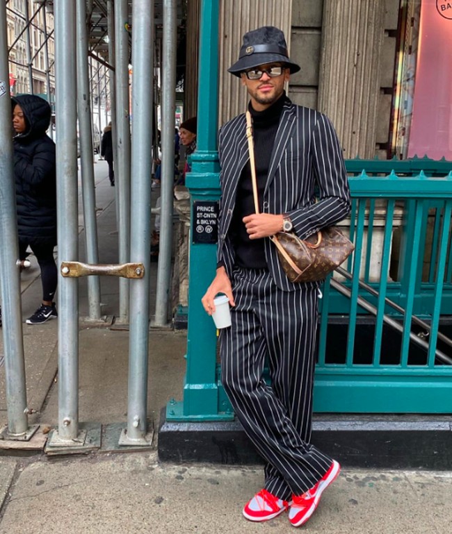 Datang ke New York Fashion Week Februari tahun lalu, Dominic terlihat stylish dengan setelah blazer garis-garis. Dia melengkapi gayanya dengan tas Louis Vuitton yang diselempangkan, Foto: dok. Instagram/@domcalvertlewin