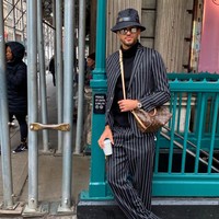 Datang ke New York Fashion Week Februari tahun lalu, Dominic terlihat stylish dengan setelah blazer garis-garis. Dia melengkapi gayanya dengan tas Louis Vuitton yang diselempangkan, Foto: dok. Instagram/@domcalvertlewin