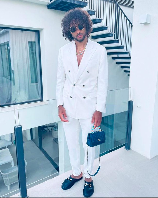 Di kesempatan lainnya, Dominic memang kerap tampil dengan tas wanita. Seperti penampilannya ini. Dominic tampak menjinjing tas Chanel kecil. Foto: dok. Instagram/@domcalvertlewin