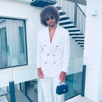 Di kesempatan lainnya, Dominic memang kerap tampil dengan tas wanita. Seperti penampilannya ini. Dominic tampak menjinjing tas Chanel kecil. Foto: dok. Instagram/@domcalvertlewin