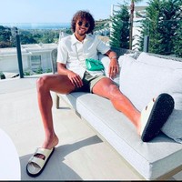 Kali ini, dia terlihat menyelempangkan tas Chanel warna hijau. Foto: dok. Instagram/@domcalvertlewin