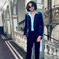 Momen fashion eksentrik lainnya. Dengan blazer berbahan beludru, Dominic lagi-lagi tampil dengan tas Chanel. Foto: dok. Instagram/@domcalvertlewin