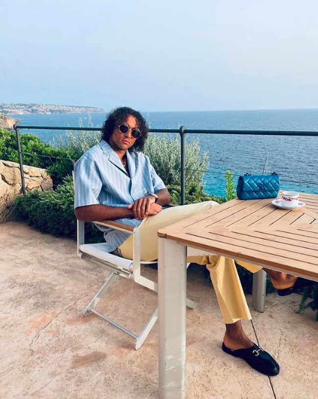 Sambil berpose ke arah kamera, Dominic memamerkan tas Chanel birunya yang ada di atas meja, Dalam sebuah wawancara dengan stasiun TV Sky Sports, Damian pernah ditanya tentang gaya berbusananya. Dominic kemudian menjawab bahwa dia suka mengekspresikan diri lewat fashion. “Ini hanya cara untuk mengekspresikan diri dan sesuatu yang aku nikmati,” ucapnya.  Foto: dok. Instagram/@domcalvertlewin