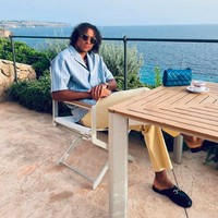 Sambil berpose ke arah kamera, Dominic memamerkan tas Chanel birunya yang ada di atas meja, Dalam sebuah wawancara dengan stasiun TV Sky Sports, Damian pernah ditanya tentang gaya berbusananya. Dominic kemudian menjawab bahwa dia suka mengekspresikan diri lewat fashion. “Ini hanya cara untuk mengekspresikan diri dan sesuatu yang aku nikmati,” ucapnya.  Foto: dok. Instagram/@domcalvertlewin