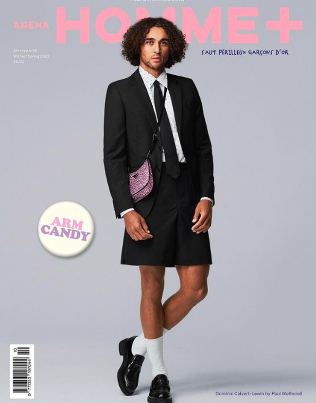 Striker Everton dari Inggris itu tampil feminin di majalah Homme +. Pria 24 tahun itu mengenakan kemeja polkadot dan jas hitam serta dasi. Bagian bawahnya, ia mengenakan rok, sepatu pantofel dan kaus kaki putih. Melengkapi gayanya, Dominic tampil dengan tas selempang dari Prada. Banyak yang menyebut bahwa penampilannya tersebut seperti ‘school girl’. Foto: dok. Homme +