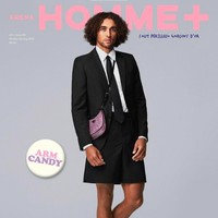 Striker Everton dari Inggris itu tampil feminin di majalah Homme +. Pria 24 tahun itu mengenakan kemeja polkadot dan jas hitam serta dasi. Bagian bawahnya, ia mengenakan rok, sepatu pantofel dan kaus kaki putih. Melengkapi gayanya, Dominic tampil dengan tas selempang dari Prada. Banyak yang menyebut bahwa penampilannya tersebut seperti ‘school girl’. Foto: dok. Homme +
