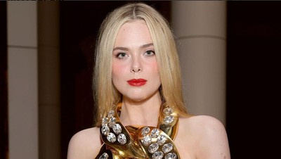 Super Seksi! Gaya Elle Fanning Pakai Rantai Raksasa di Karpet Merah