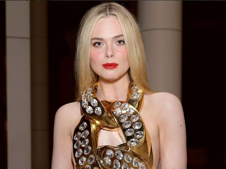 Super Seksi! Gaya Elle Fanning Pakai Rantai Raksasa di Karpet Merah