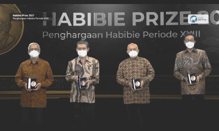 Empat ilmuwan Indonesia meraih anugerah Habibie Prize 2021.