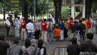 Sebelumnya, reka ulang kasus Diksar maut Menwa UNS ini digelar di halaman parkir Stadion Manahan sisi barat. Dua tersangka yakni NFM dan FPJ turut hadir dalam rekonstruksi bersama sejumlah peserta dan panitia Diksar yang turut dihadirkan.
