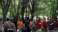 Dalam rekonstruksi tersebut, terlihat ada adegan penamparan hingga pemoporan dengan replika senjata.