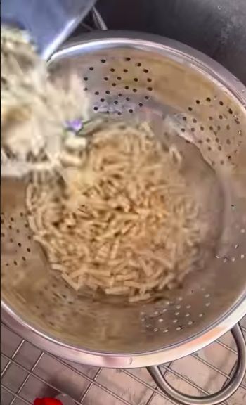 Hobi Masak, Begini Cara Gal Gadot Bikin Mac and Cheese Favoritnya