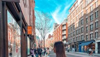 Saat berjalan-jalan di tengah kota sekalipun, Ria tak pernah lupa untuk memesan minuman. Minuman yang manis begitu dinikmatinya sambil berjalan-jalan mengelilingi kota. Foto: Instagram/ria.ttravelwithmeri