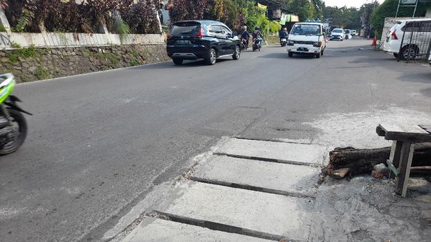 Galian di Jl Cirendeu, pertigaan Jl Lebak Bulus Raya, sudah rapi. Lalu lintas sudah tidak lagi macet. Galian di Jl Cirendeu, pertigaan Jl Lebak Bulus Raya, sudah rapi. Lalu lintas sudah tidak lagi macet.