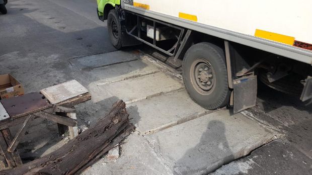 Galian di Jl Cirendeu, pertigaan Jl Lebak Bulus Raya, sudah rapi. Lalu lintas sudah tidak lagi macet. Galian di Jl Cirendeu, pertigaan Jl Lebak Bulus Raya, sudah rapi. Lalu lintas sudah tidak lagi macet.