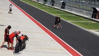 Mekanik tim Aruba.it Racing-Ducati WSBK mengecek sepeda motor di Pertamina Mandalika International Street Circuit, Lombok Tengah, Nusa Tenggara Barat, Kamis (18/11/2021). ANTARA FOTO/Andika Wahyu
