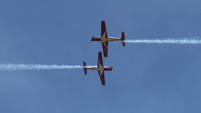 Geliat Sirkuit Mandalika Jelang Balapan WSBK Pesawat Jupiter Aerobatic Team TNI AU beraksi saat sesi latihan jelang pembukaan balapan World Superbike (WSBK) di kawasan sirkuit Pertamina Mandalika International Street Circuit, Lombok Tengah, Nusa Tenggara Barat, Kamis (18/11/2021). Balapan WSBK Mandalika yang menjadi seri pamungkas World Superbike musim 2021 itu dijadwalkan berlangsung pada Jumat (19/11/2021) hingga Minggu (21/11/2021). ANTARA FOTO/Andika Wahyu/wsj.
