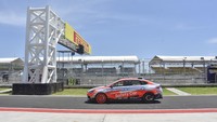 Sebuah Safety car melintas di lintasan Pertamina Mandalika International Street Circuit di KEK Mandalika, Desa Kuta, Kecamatan Pujut, Praya, Lombok Tengah, NTB, Kamis (18/11/2021). ANTARA FOTO/Ahmad Subaidi