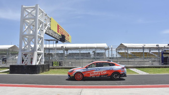 Geliat Sirkuit Mandalika Jelang Balapan WSBK Sebuah Safety car melintas di lintasan Pertamina Mandalika International Street Circuit di KEK Mandalika, Desa Kuta, Kecamatan Pujut, Praya, Lombok Tengah, NTB, Kamis (18/11/2021). Sehari menjelang rangkaian agenda World Superbike dan Idemitsu Asia Talent Cup (IATC) kesibukan di Sirkuit Pertamina Mandalika mulai padat, seluruh kru penyelenggara dan tim pebalap hari ini melakukan persiapan untuk sesi latihan bebas hingga balapan 19-21 November 2021.Β ANTARA FOTO/Ahmad Subaidi