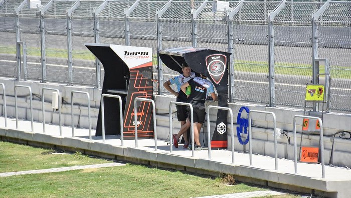 Geliat Sirkuit Mandalika Jelang Balapan WSBK Sebuah Safety car melintas di lintasan Pertamina Mandalika International Street Circuit di KEK Mandalika, Desa Kuta, Kecamatan Pujut, Praya, Lombok Tengah, NTB, Kamis (18/11/2021). Sehari menjelang rangkaian agenda World Superbike dan Idemitsu Asia Talent Cup (IATC) kesibukan di Sirkuit Pertamina Mandalika mulai padat, seluruh kru penyelenggara dan tim pebalap hari ini melakukan persiapan untuk sesi latihan bebas hingga balapan 19-21 November 2021. ANTARA FOTO/Ahmad Subaidi