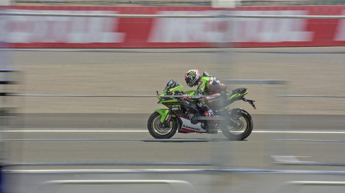 Geliat Sirkuit Mandalika Jelang Balapan WSBK Sebuah Safety car melintas di lintasan Pertamina Mandalika International Street Circuit di KEK Mandalika, Desa Kuta, Kecamatan Pujut, Praya, Lombok Tengah, NTB, Kamis (18/11/2021). Sehari menjelang rangkaian agenda World Superbike dan Idemitsu Asia Talent Cup (IATC) kesibukan di Sirkuit Pertamina Mandalika mulai padat, seluruh kru penyelenggara dan tim pebalap hari ini melakukan persiapan untuk sesi latihan bebas hingga balapan 19-21 November 2021. ANTARA FOTO/Ahmad Subaidi