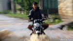 Banjir Rendam Jalan Cikancung Bandung
