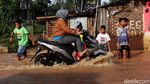 Banjir Rendam Jalan Cikancung Bandung