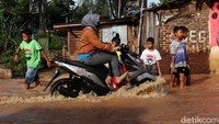 Pantauan detikcom, Kamis (18/11/2021) sekitar pukul 07.30 WIB, jalan ini bisa dilintasi semua jenis kendaraan, baik roda dua dan empat.
