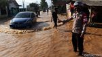 Banjir Rendam Jalan Cikancung Bandung
