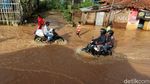 Banjir Rendam Jalan Cikancung Bandung