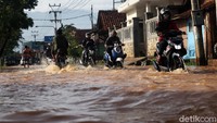 Sejumlah pengendara nekat menerobos banjir.