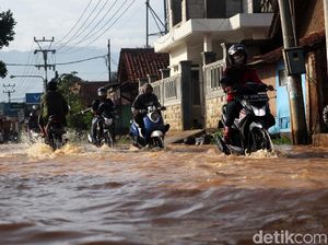Banjir Rendam Jalan Cikancung Bandung