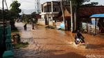 Banjir Rendam Jalan Cikancung Bandung
