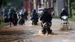 Banjir Rendam Jalan Cikancung Bandung
