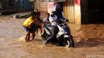 Banjir Rendam Jalan Cikancung Bandung
