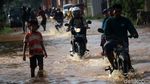 Banjir Rendam Jalan Cikancung Bandung