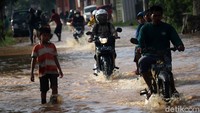 Genangan banjir ini membuat pelambatan arus lalu lintas sehingga terjadi antrean kendaraan.