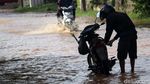Banjir Rendam Jalan Cikancung Bandung