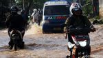 Banjir Rendam Jalan Cikancung Bandung